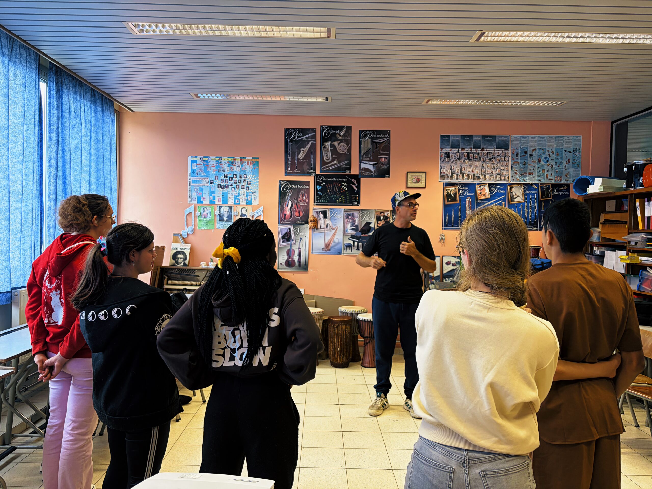 TitreAtelier Body Percussion & Chant – Univers Tim Burton à Mariette Delahaut, Jambes